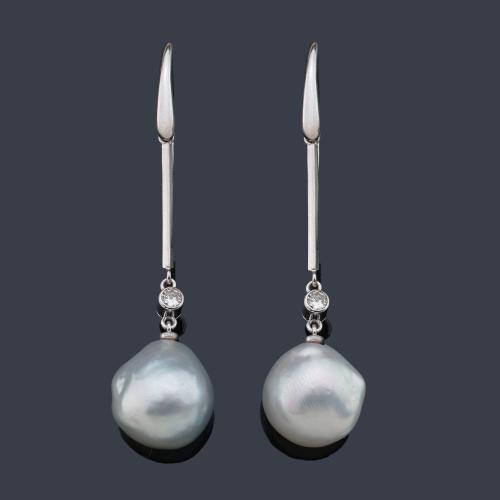  Pendientes largos con pareja de perlas australianas ligeramente barrocas de aprox. 14,64 mm y 14,24 mm y dos brillantes de aprox. 0,15 ct cada uno.