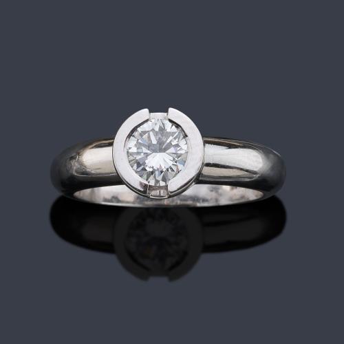 Solitario con brillante de aprox. 0,70 ct engastado en chatón. Dictamen Gemológico IGE.