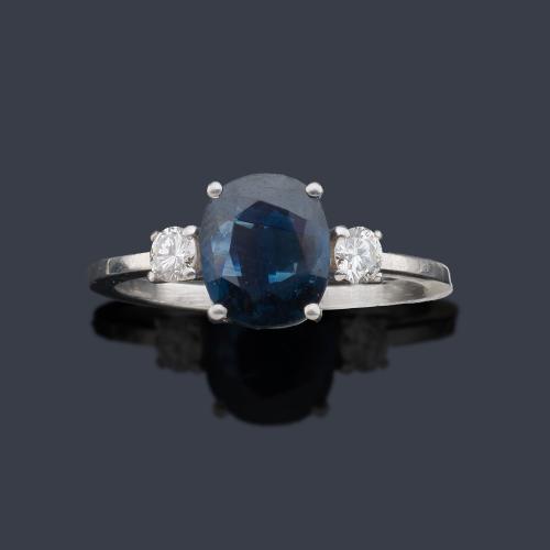 Anillo con zafiro talla oval de aprox. 1,70 ct con dos brillantes de aprox. 0,08 ct cada uno.