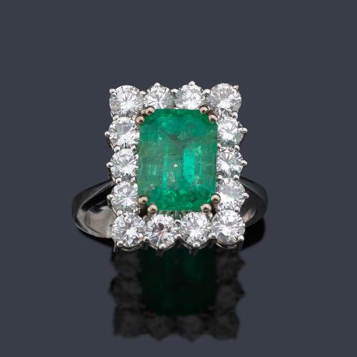  Anillo con esmeralda central de aprox. 3,22 ct con orla de brillantes de aprox. 1,40 ct en total.