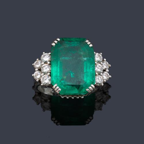 Anillo con esmeralda central de aprox. 10,00 ct con brillantes en ambos lados de aprox. 0,80 ct en total.