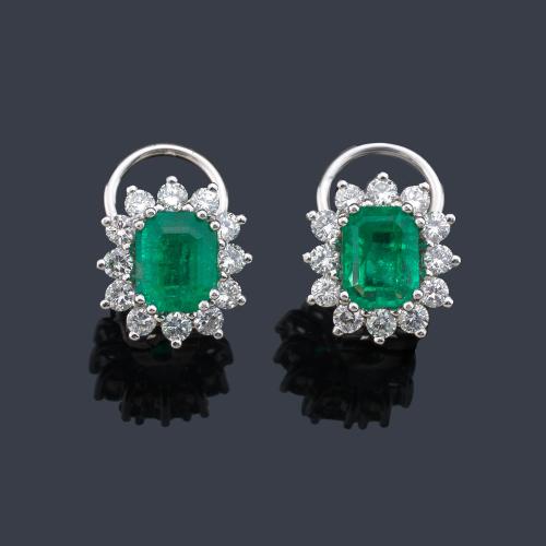 Pendientes cortos con pareja de esmeraldas talla oval de aprox. 3,45 ct con orla de brillantes de aprox. 1,42 ct en total. Dictamen Gemológico IGE.