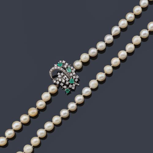 Collar largo con hilo de perlas de aprox. 9,53 mm - 9,88 mm con cierre realizado en oro blanco de 18K con cuajado de brillantes de aprox. 2,40 ct en total y cuatro esmeraldas talla fantasía.