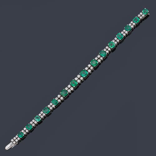  Pulsera con esmeraldas talla cuadrada de aprox. 11,00 ct en total intercalado con brillantes de aprox. 3,80 ct en total.
