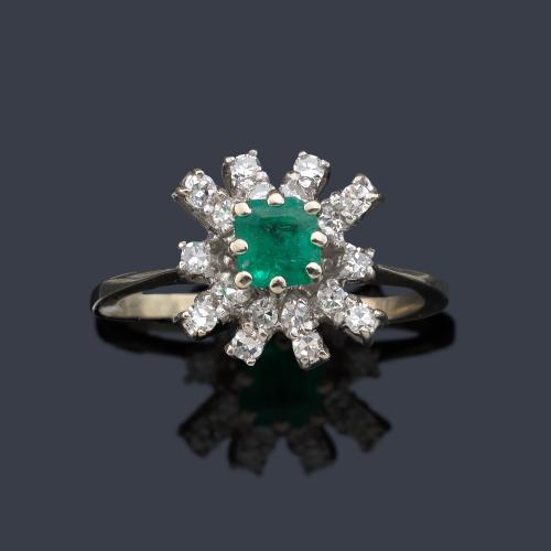  Anillo con esmeralda central de aprox. 0,30 ct con orla de diamantes talla 8/8.