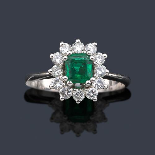 Anillo con esmeralda central de aprox. 0,40 ct con orla de brillantes de aprox. 0,36 ct en total.