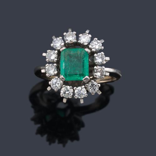 Anillo con esmeralda central de aprox. 1,50 ct orlado de brillantes de aprox. 0,60 ct en total.
