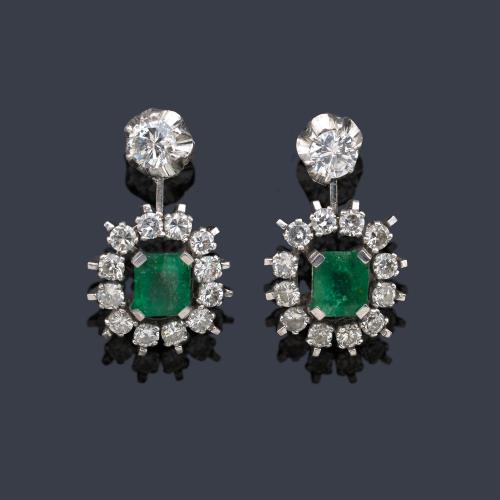 Pendientes largos con pareja de esmeraldas de aprox. 1,00 ct cada una con orla de brillantes de aprox. 2,00 ct en total.