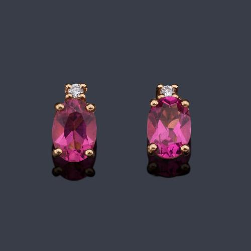  Pendientes cortos con dos turmalinas rubelita talla oval de 1,20 ct en total y un brillantito en la parte superior.