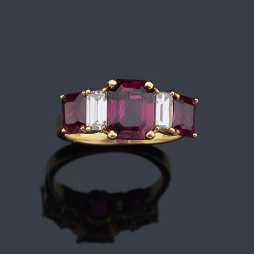  Anillo con tres rubíes, el central de aprox. 2,94 ct y una pareja de rubíes de aprox. 0,80 ct cada uno intercalado con diamantes talla baguette de aprox. 0,40 ct cada uno. Certificado GIA.