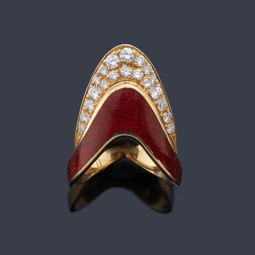  Anillo con diseño curvado con motivo en esmalte rojo 'guillochè' y brillantes de aprox. 0,85 ct en total.