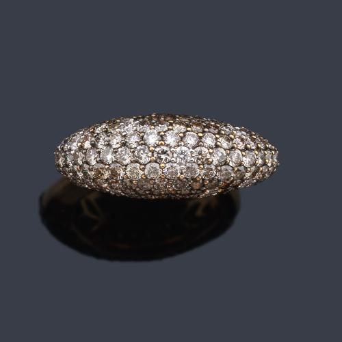  Anillo con pavé de diamantes incoloros y 'brown' de aprox. 2,69 ct en total.