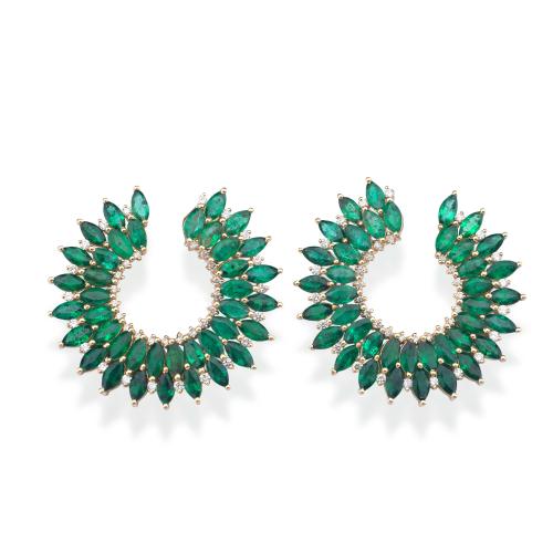 Pendientes criolla con doble banda de esmeraldas talla marquís de aprox. 9,70 ct en total intercalado con brillantes de aprox. 0,78 ct.