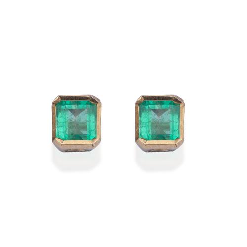 Pendientes cortos con pareja de esmeraldas de aprox. 0,50 ct cada uno.