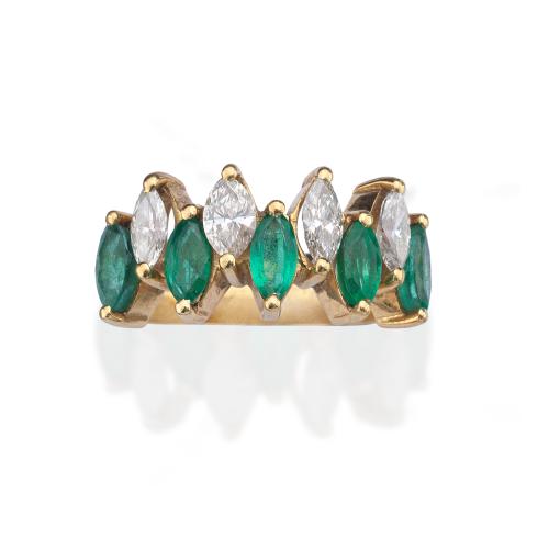  Anillo con banda de diamantes talla marquís de aprox. 1,30 ct con banda de esmeraldas talla marquís de aprox. 1,50 ct en total.