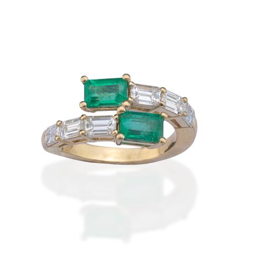  Anillo con diseño 'Tú y yo' con pareja de esmeraldas en ambos extremos de aprox. 1,50 ct con banda de diamantes talla baguette de aprox. 1,41 ct en total.