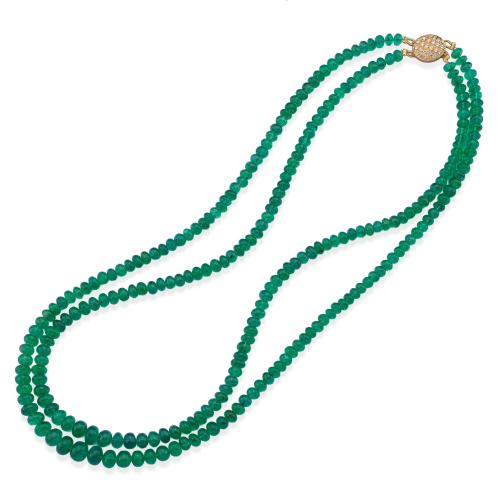  Collar corto con dos hilos de esmeraldas facetadas dispuestas en disminución, con cierre oval con pavé de brillantes en oro amarillo de 18K.