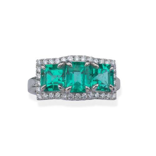  Anillo con diseño de tresillo con tres esmeraldas colombianas de aprox. 2,81 ct y orla de brillantes.