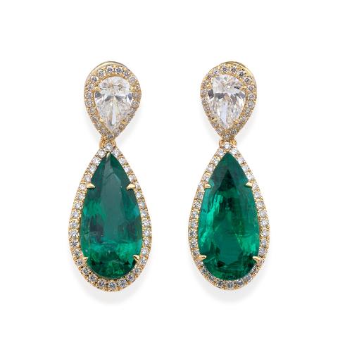  Pendientes largos con pareja de esmeraldas talla perilla de aprox. 8,80 ct en total y diamantes talla brillante y pera de aprox. 0,90 ct y 1,40 ct respectivamente.