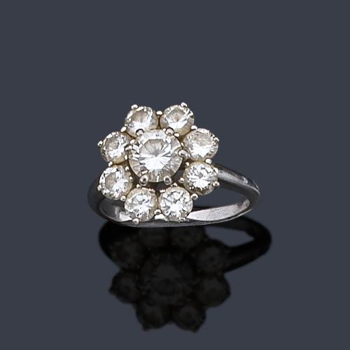 Anillo con diseño de roseta con brillantes de aprox. 1,90 ct en total.