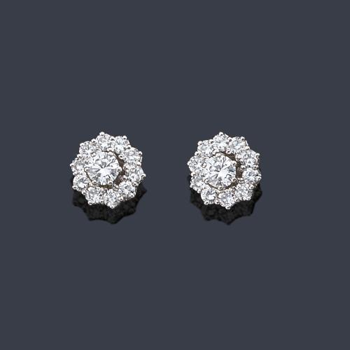  Pendientes cortos con diseño de rosetón con brillantes de aprox. 1,54 ct en total.