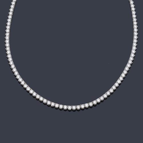  Collar rivière con brillantes de aprox. 19,39 ct en disminución, en montura de oro blanco de 18K.