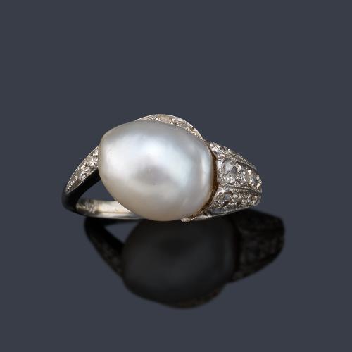  Anillo con perla barroca en forma de gota en montura de oro blanco de 18K.