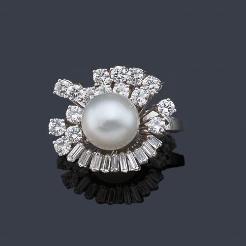  Anillo con perla australiana de 11,40 mm con semi orla de diamantes talla brillantes y baguette de aprox. 2,68 ct en total.