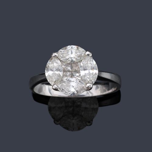  Anillo con centro de diamantes talla marquís y princesa de aprox. 1,10 ct en total.
