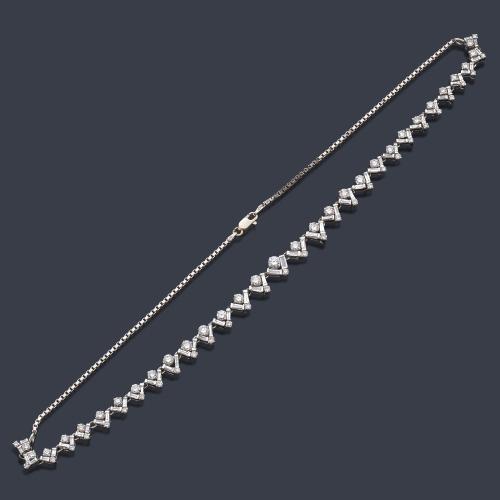  Collar corto con frente de diamantes talla brillante y baguette de aprox. 7,00 ct en total.