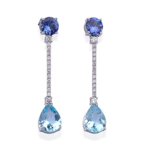 Pendientes largos con pareja de aguamarinas talla perilla de aprox. 2,50 ct y dos tanzanitas talla redonda de aprox. 1,50 ct con hilera de brillantes de aprox. 0,25 ct en total.