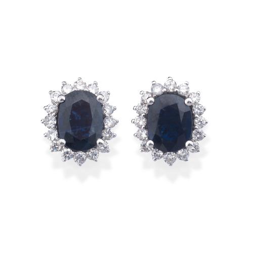  Pendientes cortos con pareja de zafiros talla oval de aprox. 2,00 ct cada uno y orla de brillantes de aprox. 0,60 ct en total.