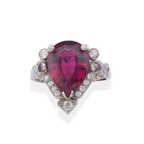Anillo con turmalina rubelita talla perilla de aprox. 5,65 ct con orla de diamantes talla sencilla.