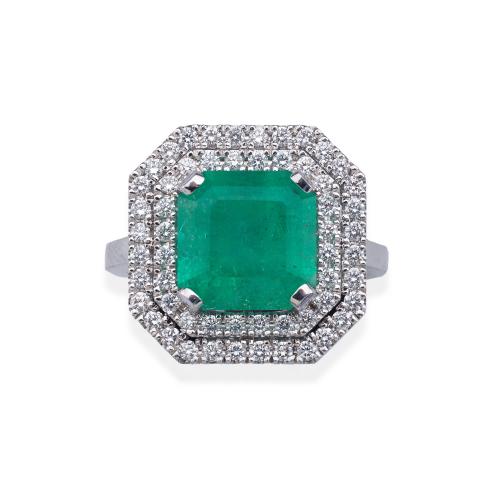  Anillo con esmeralda central de aprox. 4,00 ct y doble orla de brillantes de aprox. 0,75 ct en total.