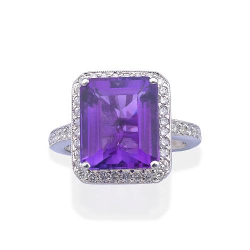 Anillo con amatista central de aprox. 6,00 ct con orla y brazos en micropavé de brillantes.