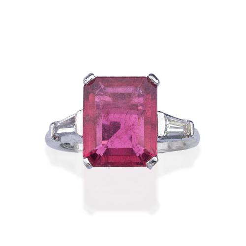  Anillo con turmalina de 4,18 ct con dos diamantes talla trapecio.