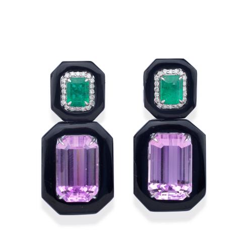 Pendientes largos con dos kuncitas de aprox. 27,87 ct en total con pareja de esmeraldas de aprox. 8,67 ct y brillantes de aprox. 0,32 ct.