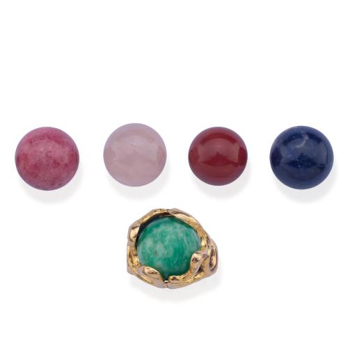 Anillo con diseño escultural realizado en oro amarillo de 18K con cinco cuentas esféricas de rodocrosita, cuarzo rosa, jaspe rojo, amazonita y sodalita.