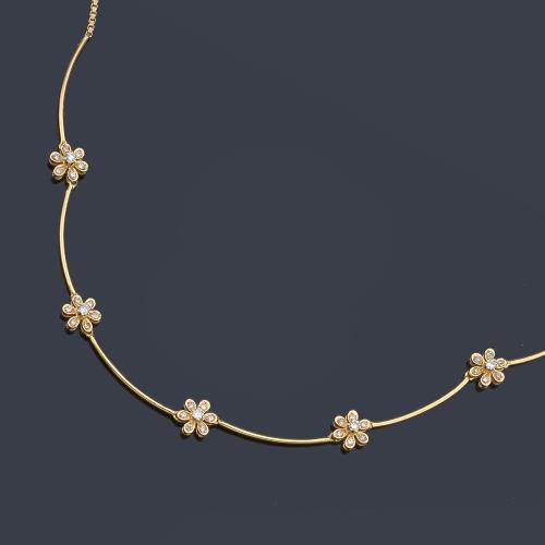  Collar con cinco motivos florales con diamantes talla brillante y 8/8 en montura de oro amarillo de 18K.