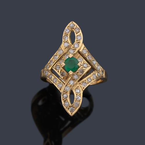  Anillo con esmeralda central talla redonda con brillantes de aprox. 0,56 ct en total.