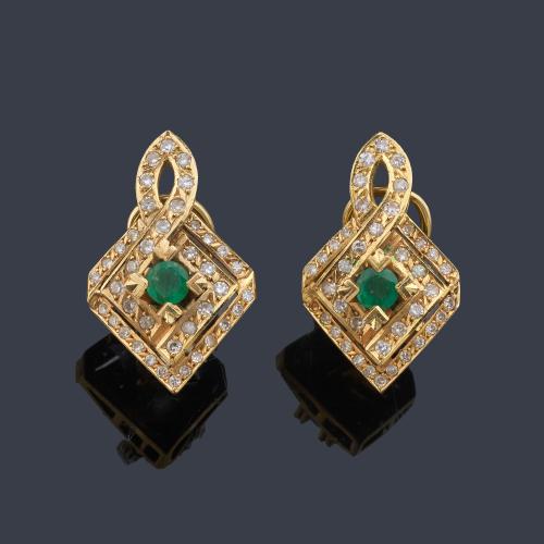  Pendientes cortos con pareja de esmeraldas talla redonda y brillantes en montura geométrica de oro amarillo de 18K.