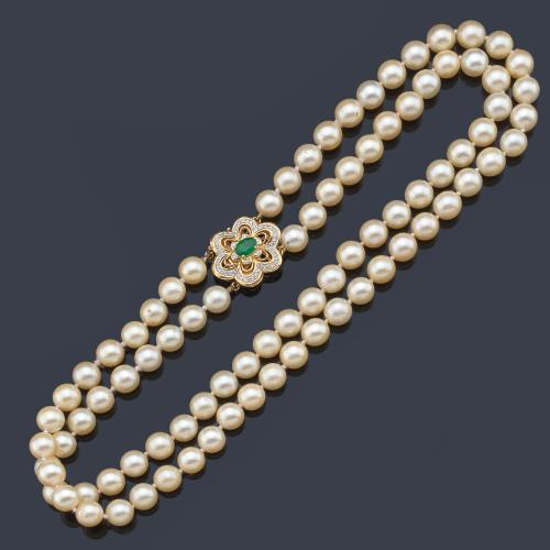  Collar con dos hilos de perlas de aprox. 8,15 mm - 8,20 mm con broche en forma de flor con esmeralda central talla oval y orla de brillantes.