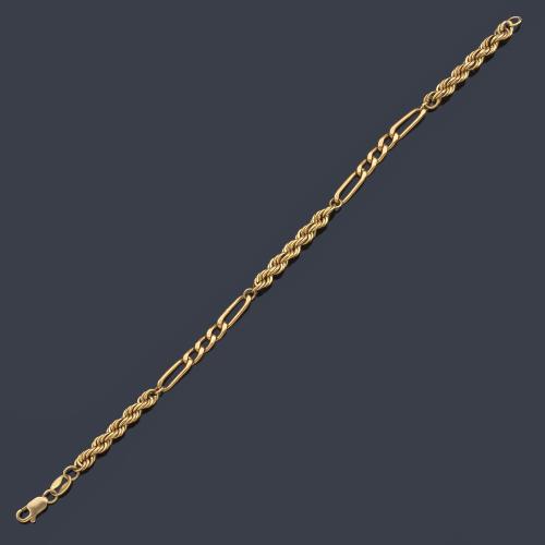  Pulsera con diseño de cordón intercalado con eslabones en oro amarillo de 18K.