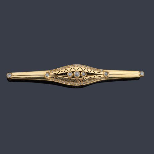  Broche - barrita con tres diamantes talla holandesa con montura de oro amarillo de 18K.