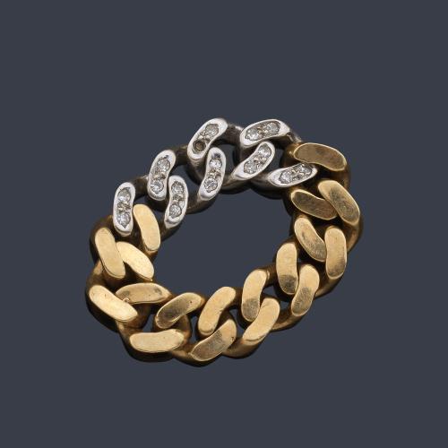  Anillo articulado con eslabones barbados y detalles con brillantes en montura de oro amarillo de 18K.