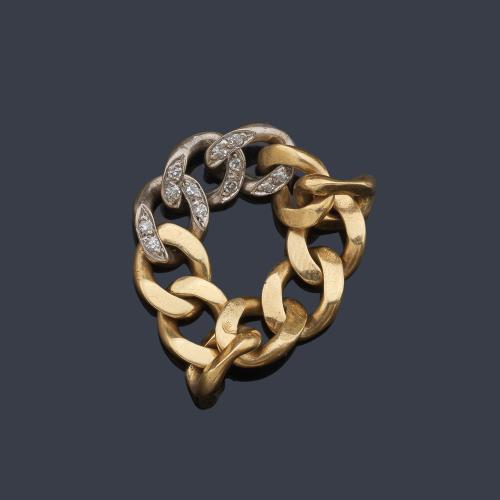  Anillo articulado con eslabones barbados y detalles con brillantes en montura de oro amarillo de 18K.