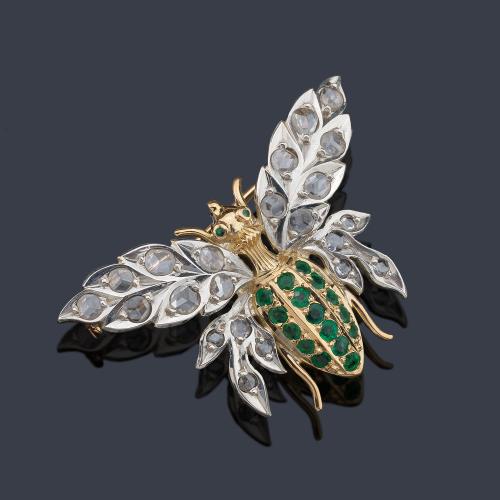  Broche con diseño de abejorro con esmeraldas y diamantes talla holandesa.