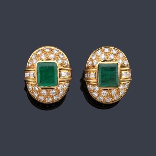 Pendientes cortos con pareja de esmeraldas de aprox. 9,00 ct en total y diamantes talla brillante y baguette de aprox. 2,40 ct en total.