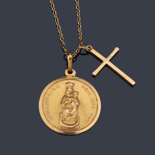 Medalla devocional con La Imagen de La Virgen de Puy con una cruz realizado en oro amarillo de 18K y cadena.