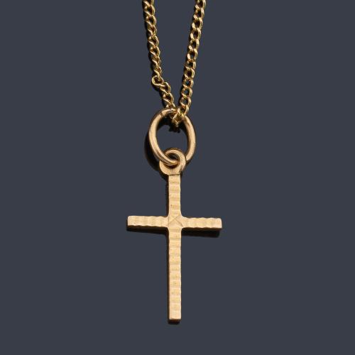 Cadena larga y cruz realizado en oro amarillo de 18K.